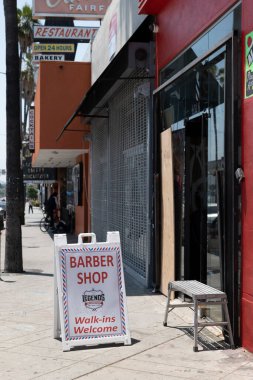 Los Angeles, CA / USA - 4 Haziran 2020: Coronavirus karantinası ve Black Lives protestoları ve Fairfax Bölgesi 'nde yağmalamalar sonrasında yeniden açılmaya çalışan bir berber dükkanı