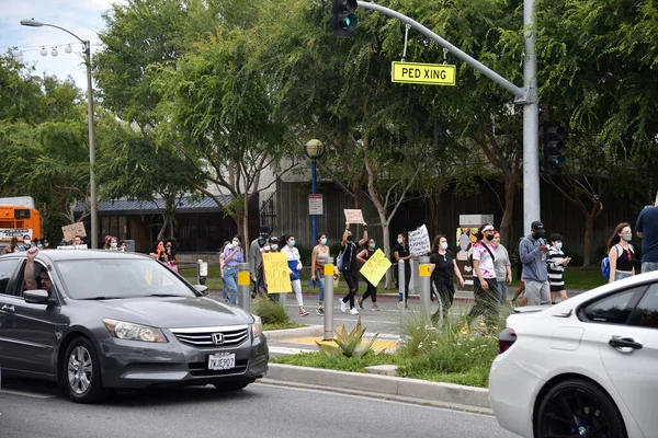 西好莱坞 加利福尼亚州 2020年5月29日 黑人生活问题抗议者步行和乘车占领圣莫尼卡大道 — 图库照片
