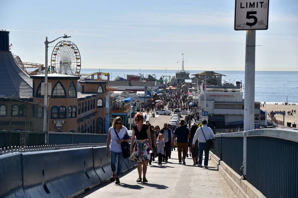 Santa Mónica Usa Abril 2019 Multitudes Personas Acuden Muelle Santa — Foto de Stock