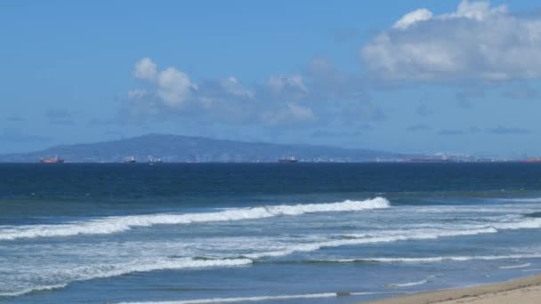 Long Beach Skyline Vue Travers Les Vagues Brisant Dans Océan — Video