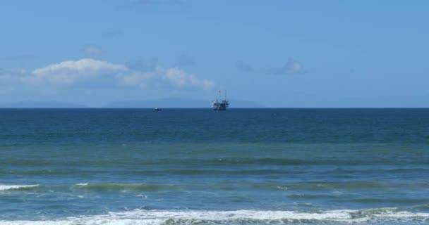 Plataforma Perforación Petróleo Alta Mar Frente Costa Huntington Beach California — Vídeo de stock
