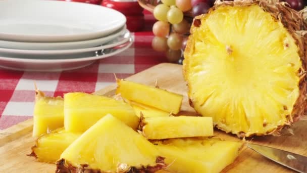 Zoom Tiro Rodajas Piña Fresca — Vídeos de Stock