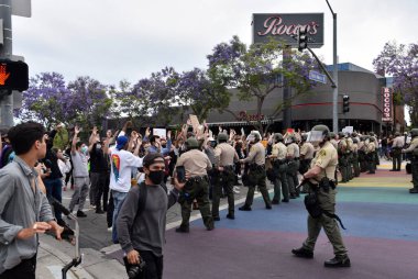 Batı Hollywood, CA - 29 Mayıs 2020: Siyah Yaşamı Önemli Göstericiler Eller Yukarı Ateş Etmeyin pozu San Vicente Bulvarı 'ndaki polis duvarına karşı