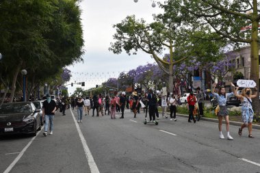 Batı Hollywood, CA / USA - 29 Mayıs 2020: Siyahi Yaşamı Önemseyen Protestocular Santa Monica Bulvarı 'nda yürüdü.