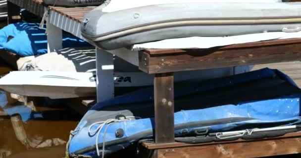 Remar Barcos Bastidores Puerto Deportivo Muy Contaminado — Vídeo de stock