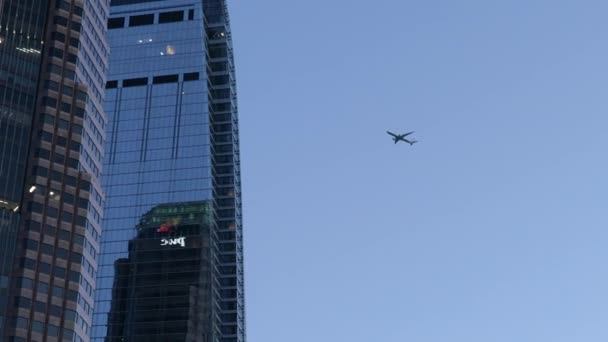 Een Vliegtuig Dat Voorbij Een Moderne Wolkenkrabber Vliegt Het Centrum — Stockvideo