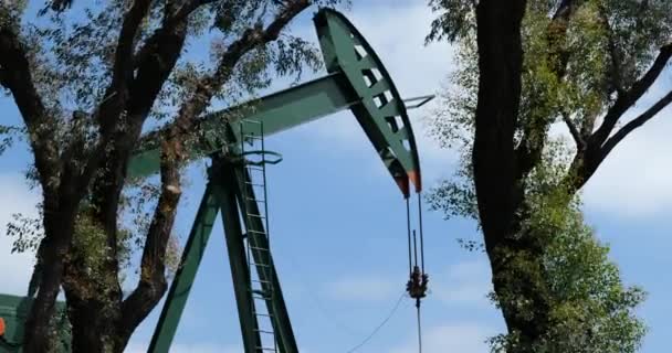 Sluiting Van Een Oliepompkrik Die Olie Pompt — Stockvideo