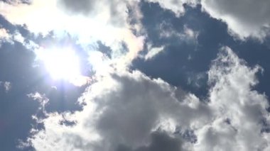 Güneşin üzerinde hareket eden bulutlar gümüş bir astar ortaya çıkarıyor