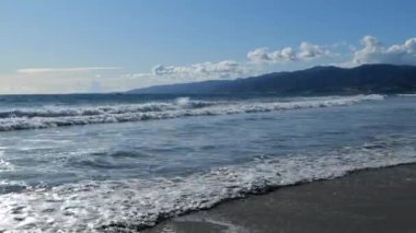 Açık bir günde Santa Monica Körfezi 'nde güzel bir sahil.
