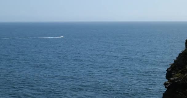 Un bateau à moteur qui passe à toute vitesse dans l'océan Pacifique
