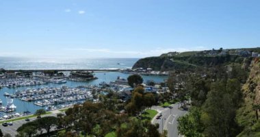 Yazın tropik bir tatil köyünde güzel, huzurlu bir marina.