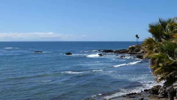 Ondas Rodando Orilla Cámara Lenta Una Hermosa Costa Resort Tropical — Vídeos de Stock