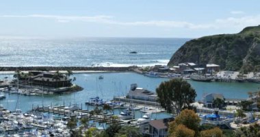 Huzurlu bir limanda, tropik bir tatil köyünde yelkenliler ve yatlar.