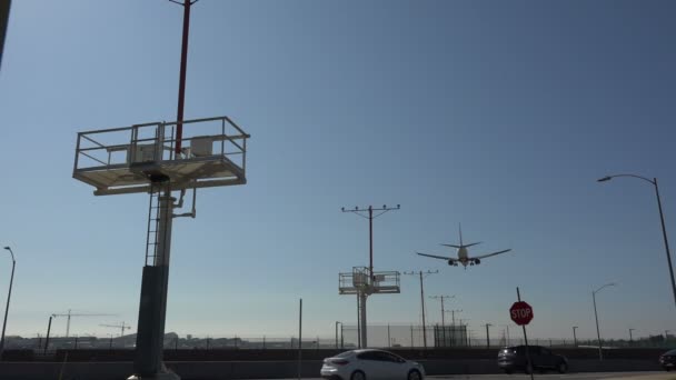 ロサンゼルス国際空港への飛行機の着陸スローモーション — ストック動画