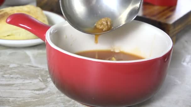 Ladling Sopa Carne Vegetal Uma Caneca Closeup — Vídeo de Stock