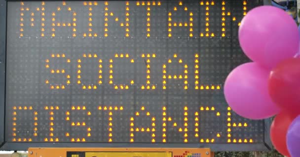 사회적 거리를 유지하고 Covid 표시가 — 비디오
