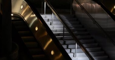 Şehirdeki metro istasyonuna giden bir yürüyen merdiven.