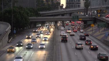 Alacakaranlıkta Los Angeles şehir merkezinde yoğun bir otoyol var.