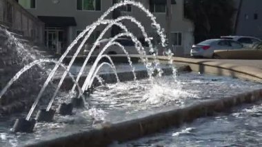 Öğleden sonra güneşinde halka açık bir çeşmenin yakınında.