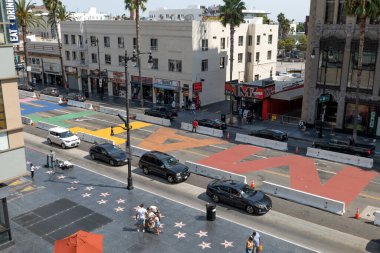 Hollywood, CA / USA - 16 Ağustos 2020: Hollywood Bulvarı 'nda LGBTQ ve Siyahların Yaşamları Önemi Dayanışma Yürüyüşü öncesinde yapılan Siyahi Yaşamlar Önemli duvar resmi.