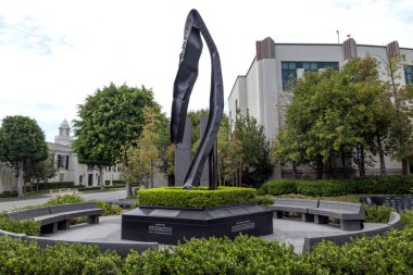 Beverly Hills, CA / USA - 25 Ağustos 2020: Bevery Hills 'te 11 Eylül 2011' de Dünya Ticaret Merkezi terör saldırıları sırasında hayatını kaybedenler anısına açılan 9 Eylül Anma Bahçesi