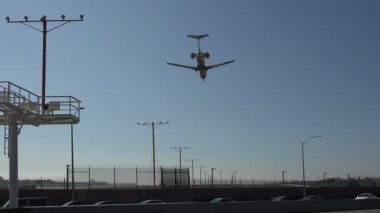 Los Angeles Uluslararası Havaalanına çift motorlu bir jet uçağı iniyor.