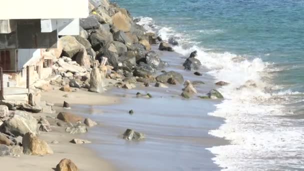 Surf Rusar Till Stranden Malibu Kalifornien Ett Lyxigt Hem — Stockvideo