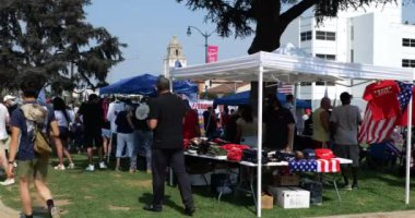 Beverly Hills, CAUSA - 15 Eylül 2020: Özgürlük Yürüyüşü 'nde Amerikan bayrakları ve MAGA ürünleri satan ticari masalar