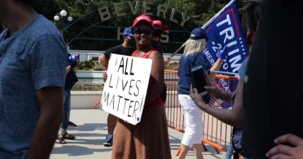 Beverly Hills Usa Sierpnia 2020 Afroamerykanka Znakiem All Lives Matter — Wideo stockowe