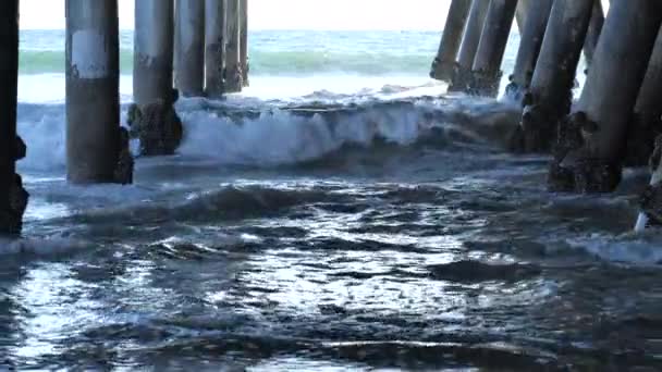 Wellen Rollen Zeitlupe Unter Einem Pier Ein — Stockvideo