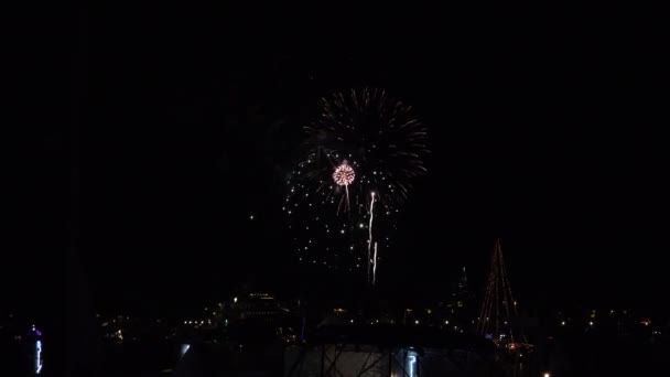 クリスマスライト付きの帆船がマリーナで花火大会の下を通過します — ストック動画