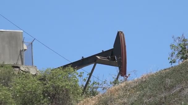 山顶上的油泵孔 — 图库视频影像