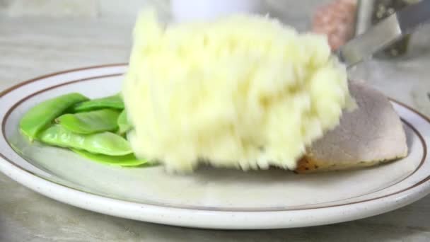 Patates Püresini Yavaşça Tabağa Koyuyorsun — Stok video