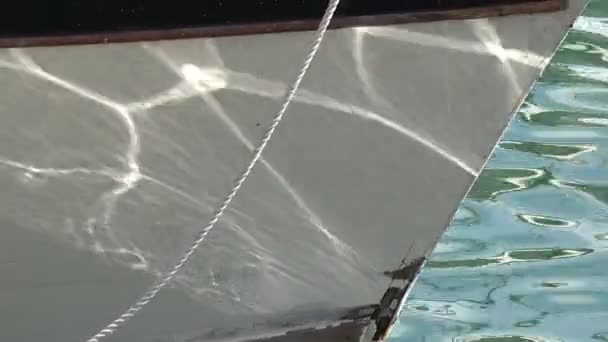 Refleksjoner Fra Havet Baugen Båt Kaia – stockvideo