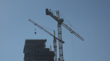 Yüksek bir gökdelende çalışan turnalar