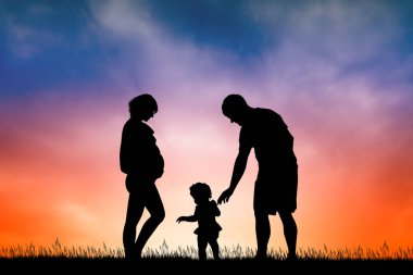 gün batımında mutlu bir aile