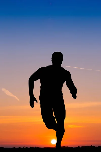 Εικόνα Του Ανθρώπου Που Τρέχει Στο Ηλιοβασίλεμα — Φωτογραφία Αρχείου
