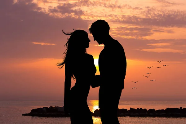 黎明时分的恋人在海边 — 图库照片