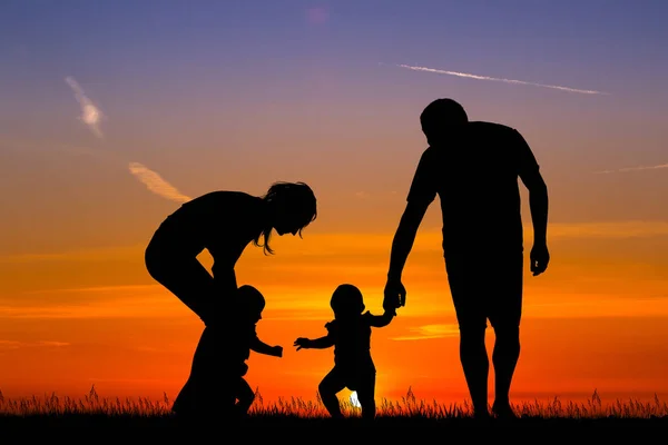 Parents Avec Enfants Coucher Soleil — Photo