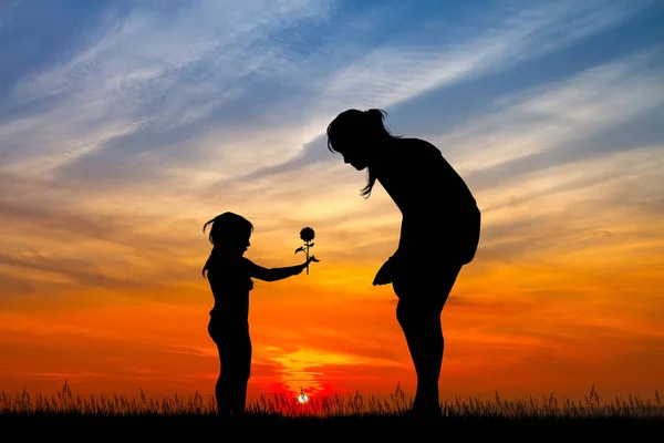 Little Girl Catches Flower Her Mother — Stock Photo, Image