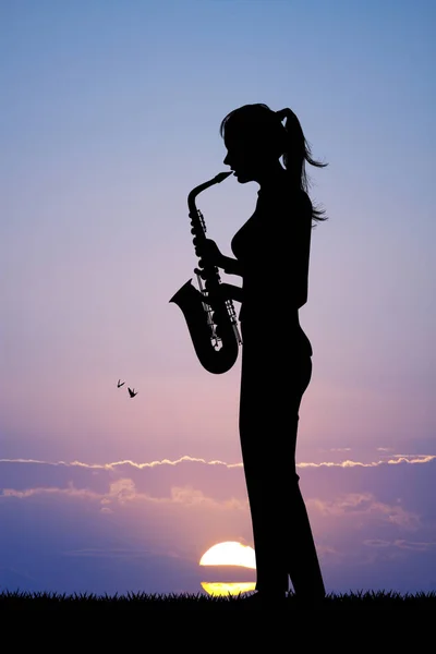 Женщина Играет Саксофоне Закате — стоковое фото
