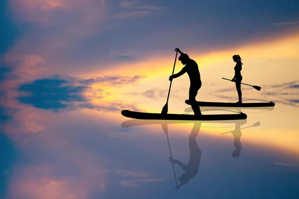 Couple Standing Paddle Sunset — Stock Photo, Image