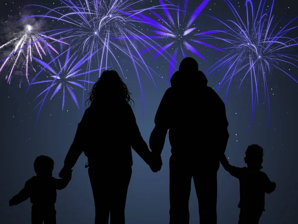 Familie Pyrotechnische Vuurwerk Zoekt Het Nieuwe Jaar — Stockfoto