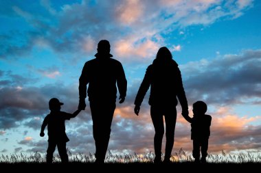 gün batımında ailesinin illüstrasyon