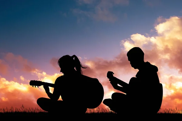 Chłopiec Dziewczyna Grać Gitarze Zachodzie Słońca — Zdjęcie stockowe