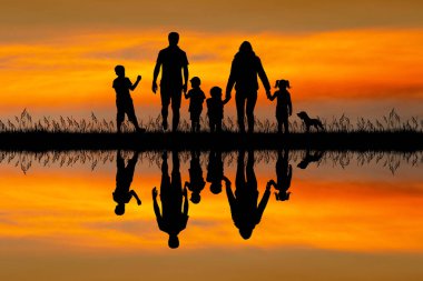 gün batımında mutlu aile siluet