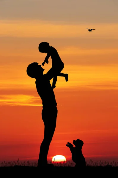 Πατέρας Μικρό Μωρό Στο Ηλιοβασίλεμα — Φωτογραφία Αρχείου