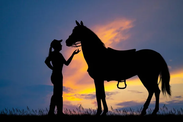 日没時の少女と馬の図 — ストック写真