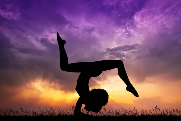 Silueta Chica Yoga Pose Atardecer — Foto de Stock