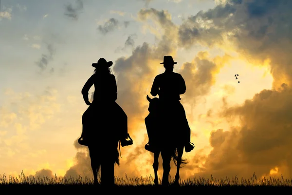 Γυναίκα Και Άνθρωπος Ιππασία Άλογα Στο Ηλιοβασίλεμα — Φωτογραφία Αρχείου